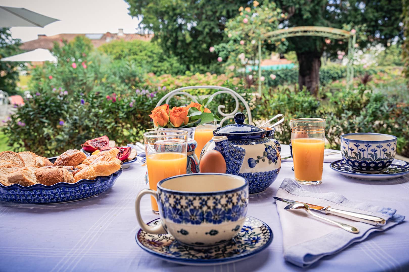 Petit déjeuner gourmand servi en terrasse - L'Ostal Cassinia